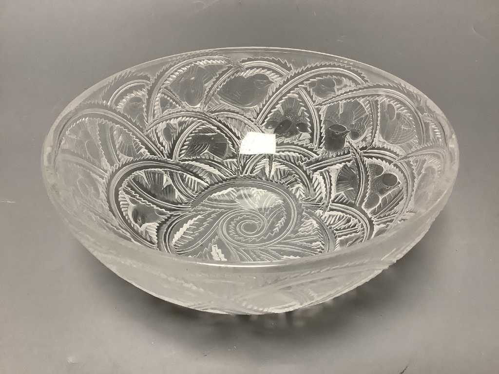 A Lalique 'Pinsons' pattern bowl, decorated with chaffinches among serrated leaves, Dia 23.5cm